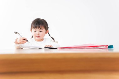 Sevimli çocuk, yalnız çalış.