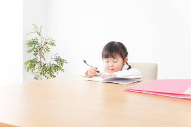 Sevimli çocuk, yalnız çalış.