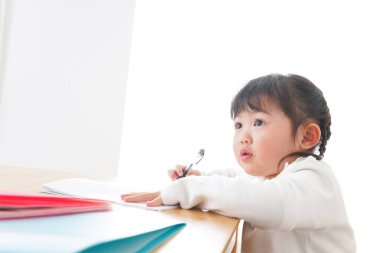 Sevimli çocuk, yalnız çalış.