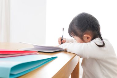 Sevimli çocuk, yalnız çalış.