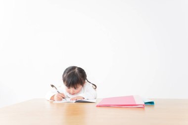 Sevimli çocuk, yalnız çalış.