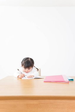 Sevimli çocuk, yalnız çalış.