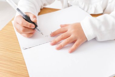 Sevimli çocuk, yalnız çalış.