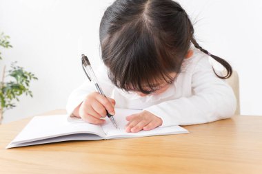 Sevimli çocuk, yalnız çalış.