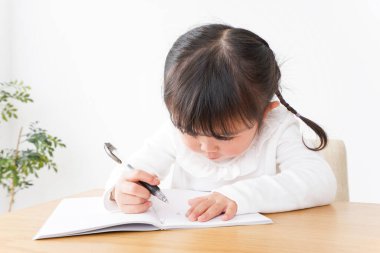 Sevimli çocuk, yalnız çalış.