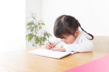 Sevimli çocuk, yalnız çalış.