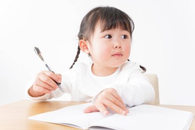 Sevimli çocuk, yalnız çalış.