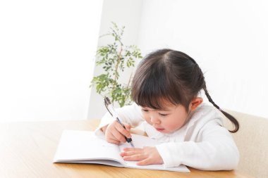 Sevimli çocuk, yalnız çalış.