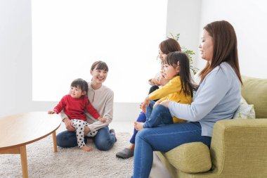 Anne arkadaşlar ve çocuklar.