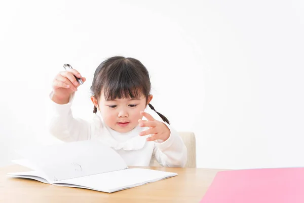 可爱的孩子一个人学习 — 图库照片