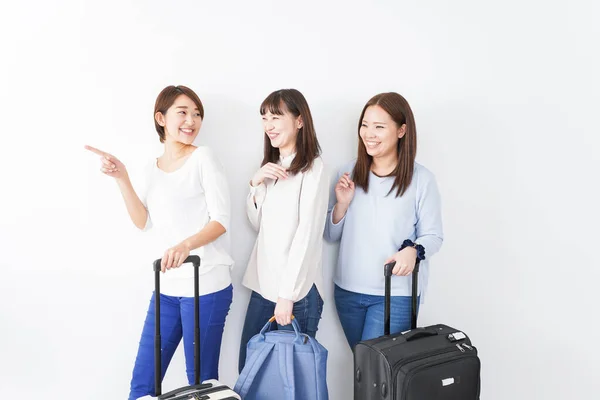 女性の旅 スーツケース付きアジアの女性 — ストック写真
