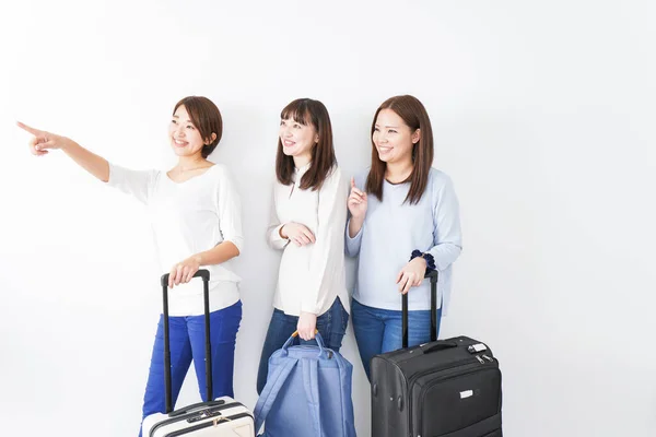 女性の旅 スーツケース付きアジアの女性 — ストック写真