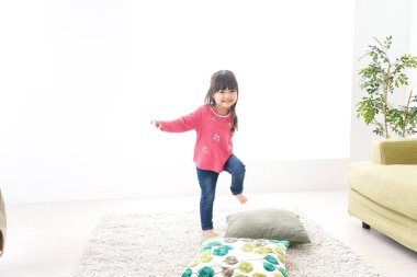 Odada oynayan sevimli küçük kız.