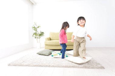 Evde oynayan sevimli küçük kızlar.