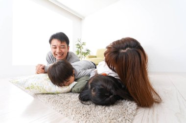 Mutlu genç aile evde oynuyor.