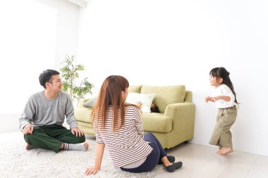 Mutlu genç aile evde oynuyor.