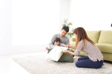 Mutlu genç aile evde oynuyor.