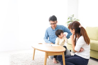 Aile toplantısında çocuklu genç bir çift.