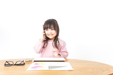 Ofiste çalışan sevimli bir iş kadını.