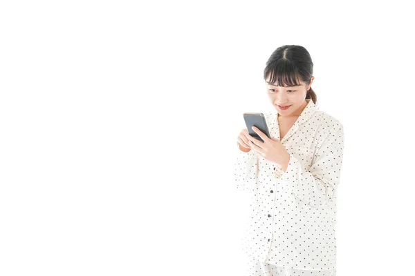 Молода Жінка Користується Смартфоном Панджамі — стокове фото