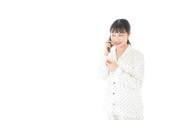 Junge Frau Benutzt Smartphone Panjama — Stockfoto