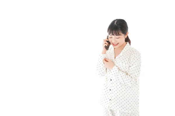 Jovem Mulher Usando Smartphone Panjama — Fotografia de Stock