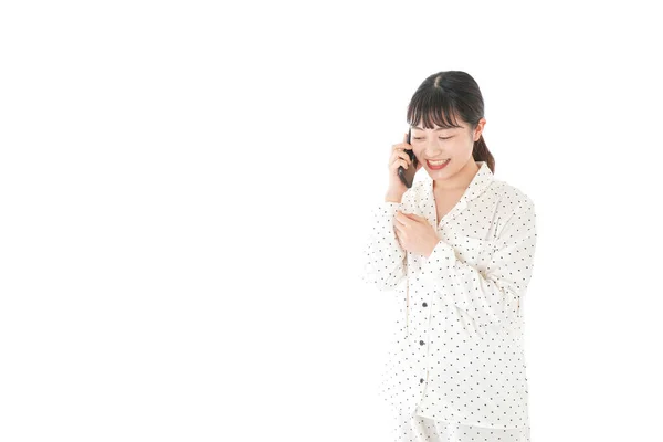 Jovem Mulher Usando Smartphone Panjama — Fotografia de Stock