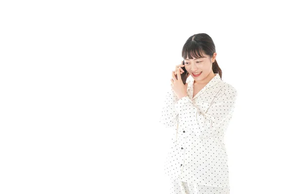 Молода Жінка Користується Смартфоном Панджамі — стокове фото