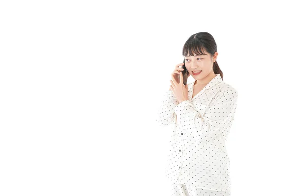 Jeune Femme Utilisant Smartphone Panjama — Photo