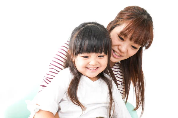 Mère Embrassant Enfant Souriant Isolé Sur Fond Blanc — Photo