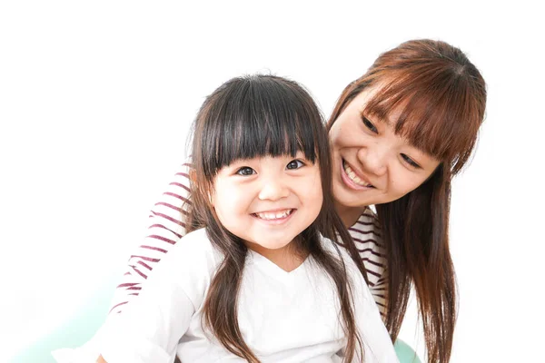 Anne Beyaz Arka Planda Izole Edilmiş Gülümseyen Çocuğu Kucaklıyor — Stok fotoğraf