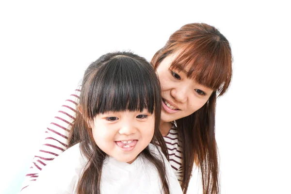 Anne Beyaz Arka Planda Izole Edilmiş Gülümseyen Çocuğu Kucaklıyor — Stok fotoğraf