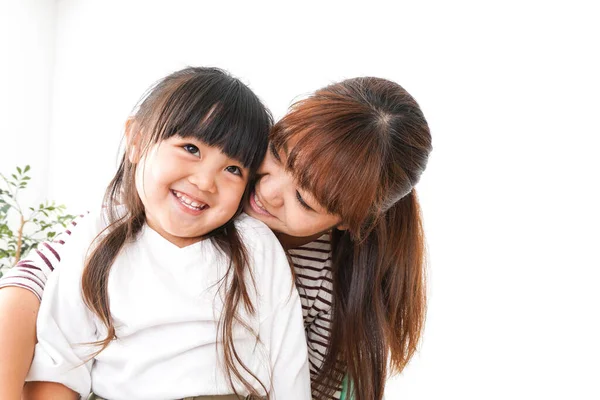 Madre Abrazando Sonriente Niño Aislado Sobre Fondo Blanco —  Fotos de Stock