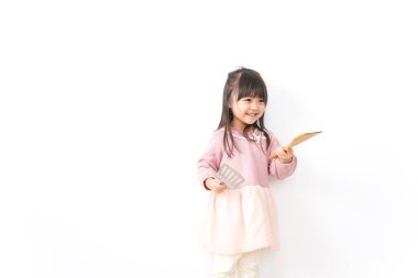 Mutfakta yemek pişiren tatlı küçük kız.