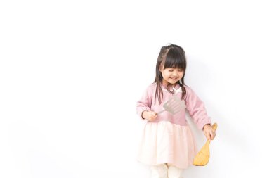 Mutfakta yemek pişiren tatlı küçük kız.