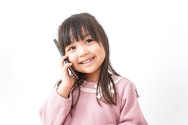Telefonu kullanan küçük Asyalı kız.