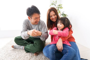 Mutlu aile halıda birlikte dinleniyor. 