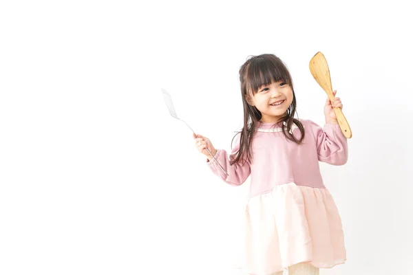 Mutfakta Yemek Pişiren Tatlı Küçük Kız — Stok fotoğraf