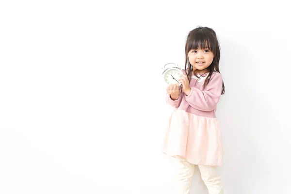 Çalar Saati Olan Sevimli Küçük Bir Kız — Stok fotoğraf