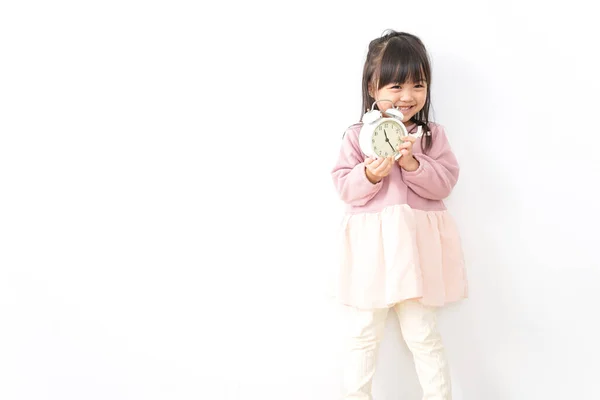 Çalar Saati Olan Sevimli Küçük Bir Kız — Stok fotoğraf