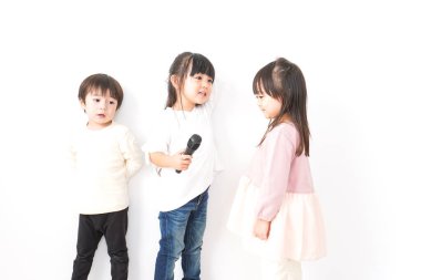 Evde Oynayan Çocuklar