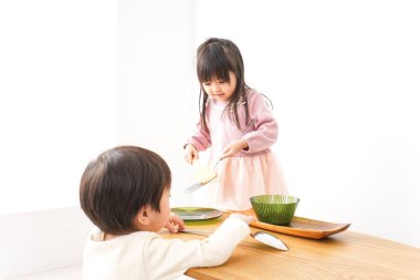 Evde Oynayan Çocuklar