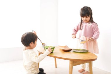 Anaokulunda oynayan çocuklar.