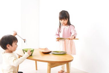 Evde Oynayan Çocuklar