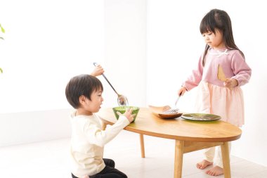 Evde Oynayan Çocuklar