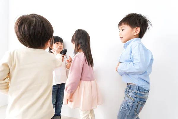 Niños Jugando Casa — Foto de Stock