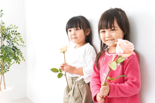 Niñas Posando Con Flores Aisladas Sobre Fondo Blanco —  Fotos de Stock