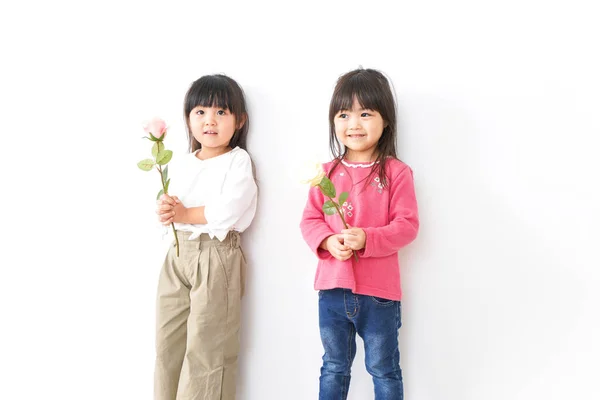 站在白色背景上与花朵隔离的小女孩 — 图库照片