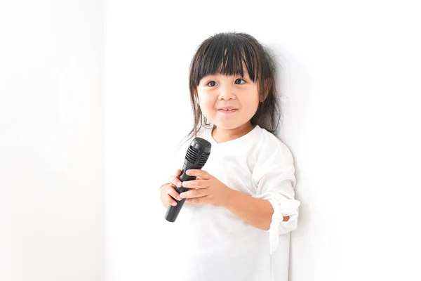 노래부르는 귀여운 소녀들 — 스톡 사진
