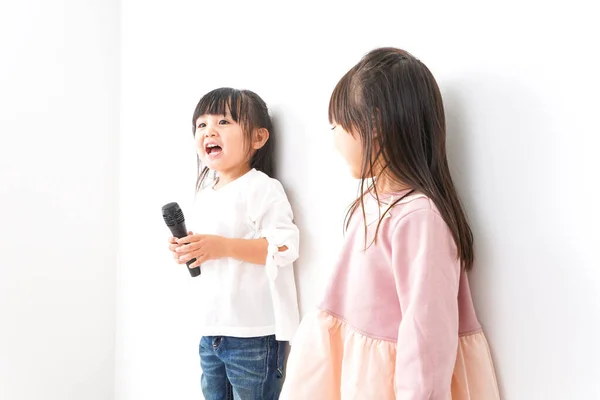 Lindas Chicas Cantar Una Canción — Foto de Stock